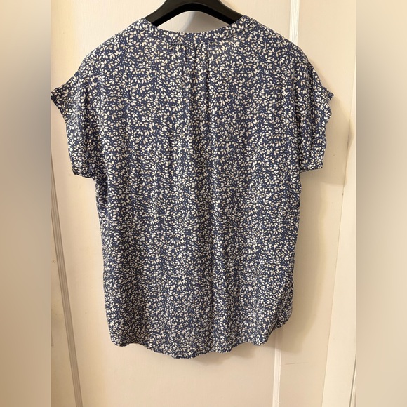 PRETTY BLUE & WHITE GAP V-NECK BLOUSE - Picture 5 of 9